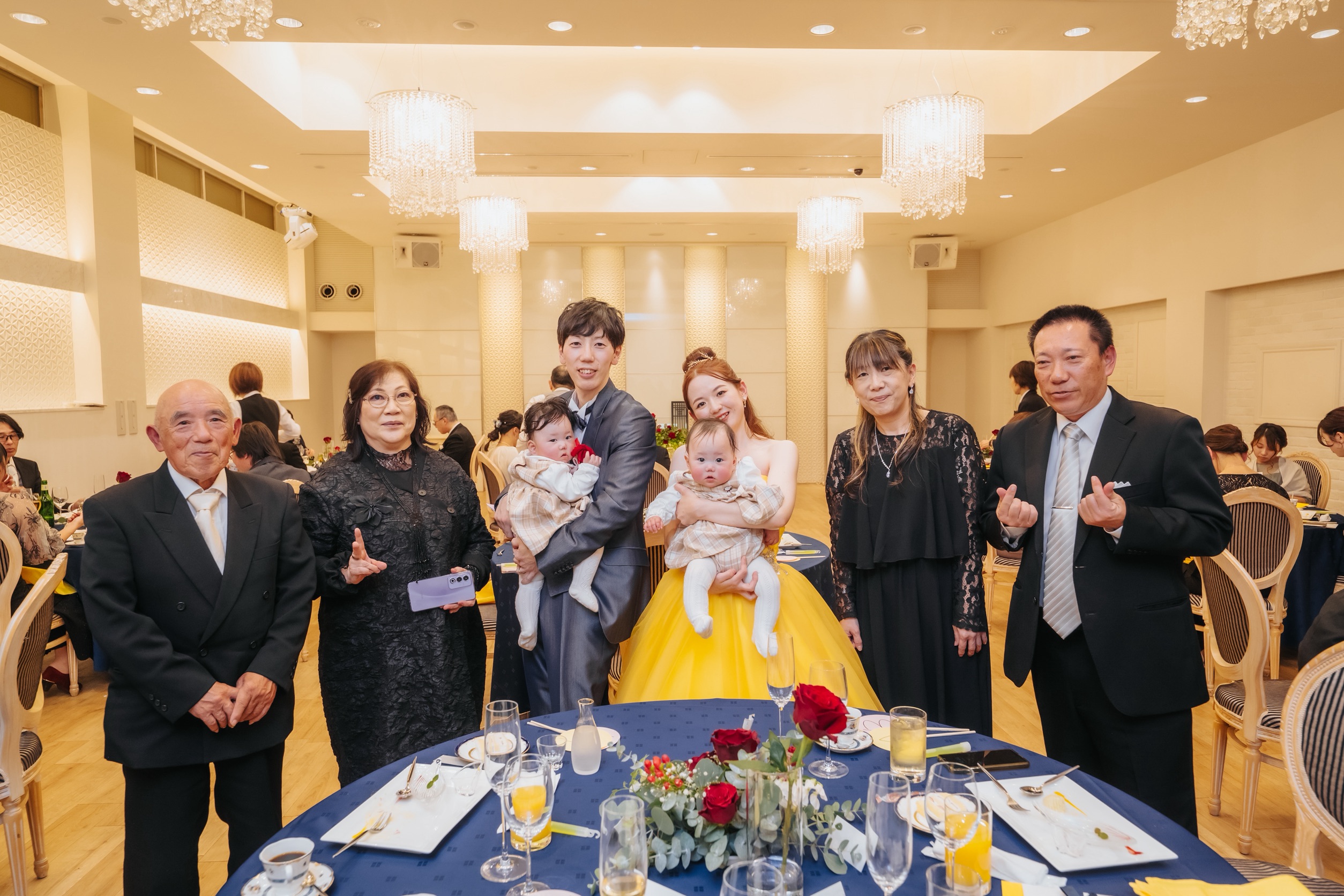 新郎新婦様おふたりとゲストの写真