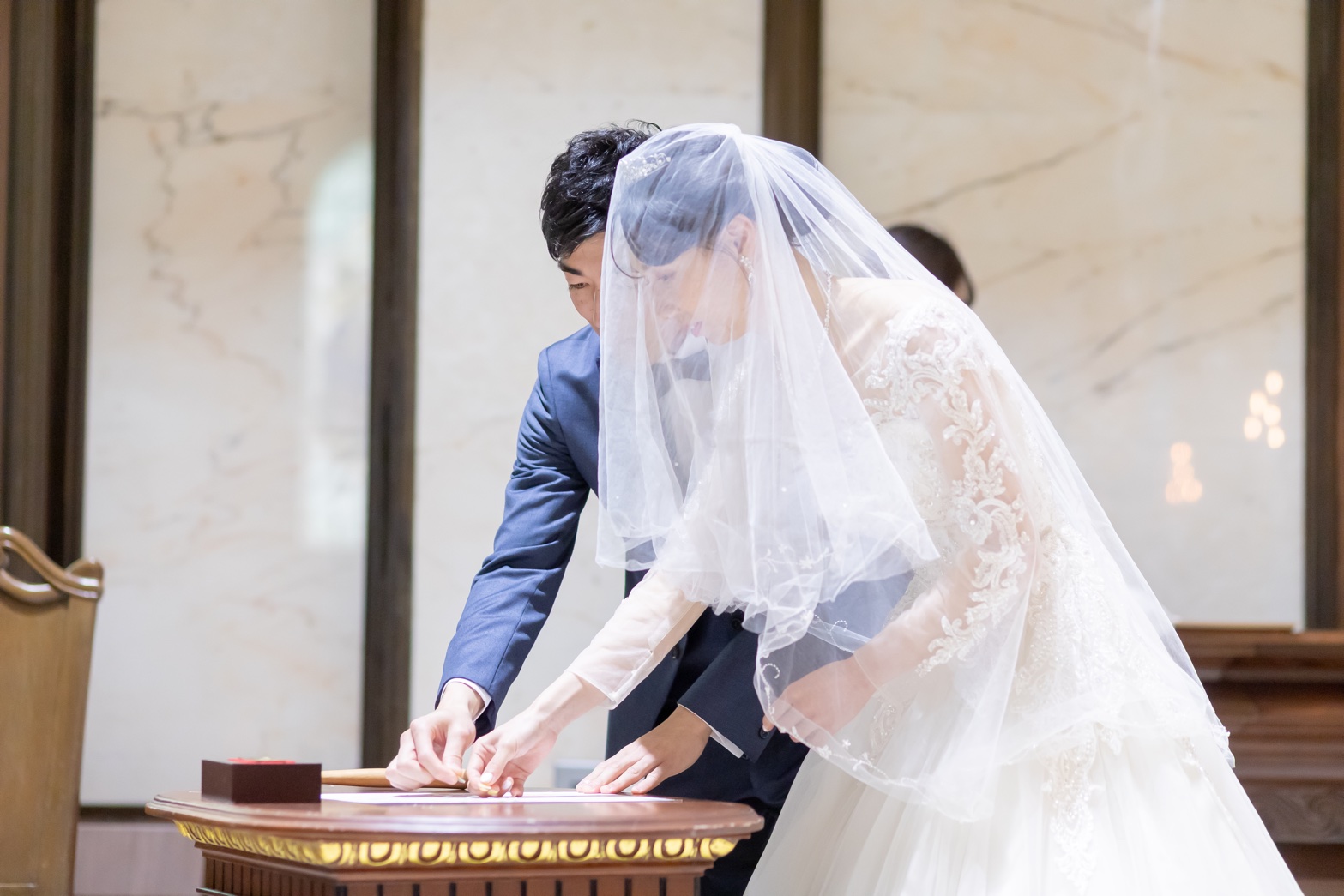 結婚証明書サインのシーン