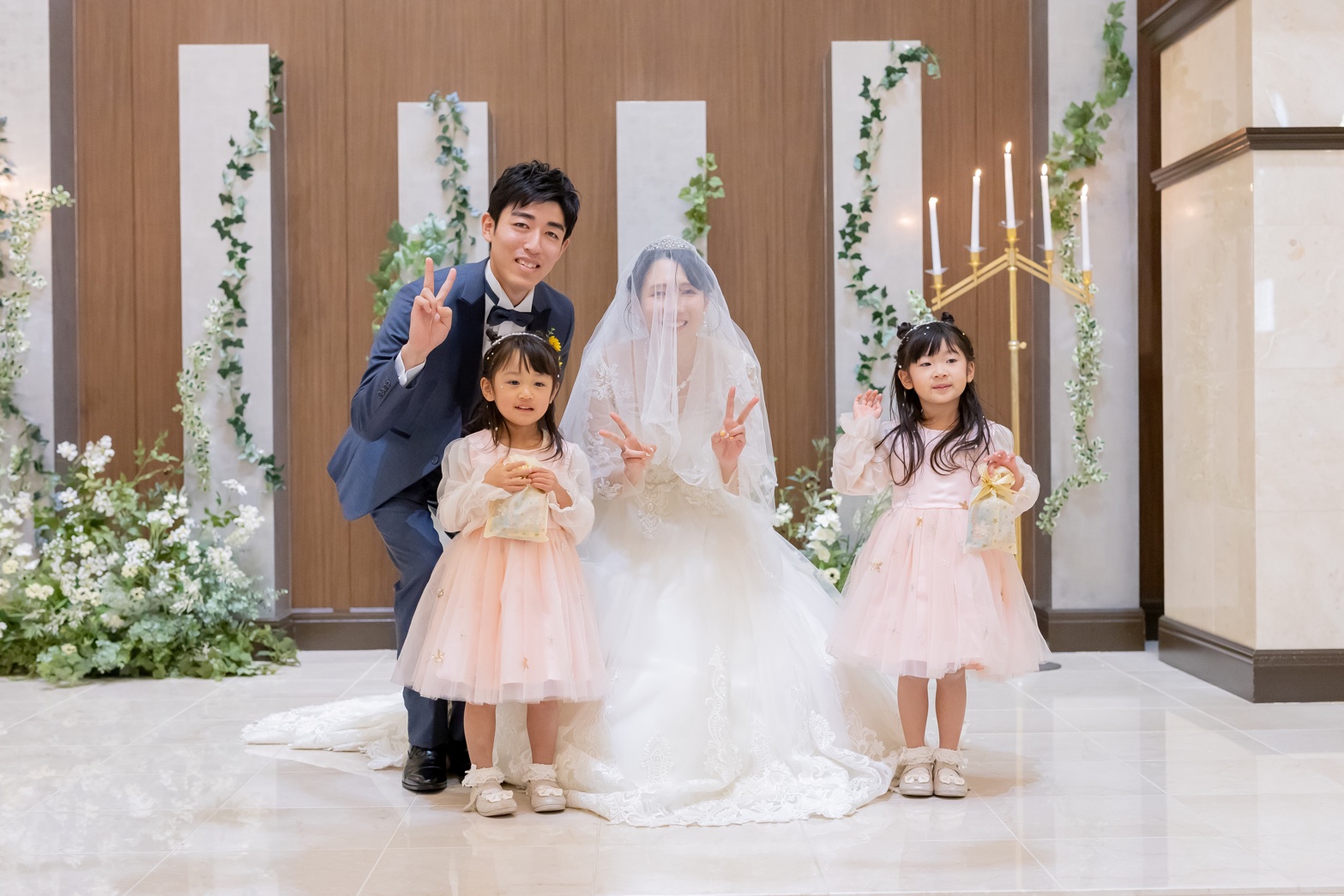 リングガールと新郎新婦
