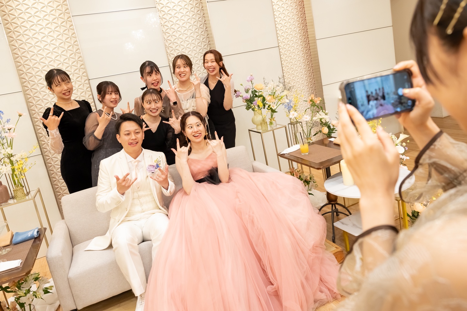 新郎新婦様おふたりとゲストの写真